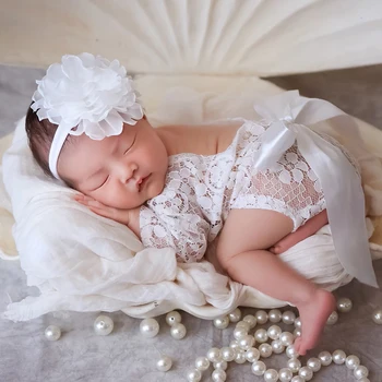 Облекло за фотосесия на новородено Ylsteed, бял дантелен гащеризон с голям лък, дълъг ръкав и превръзка на главата, подпори за фотосесия на бебета, подпори за портрет